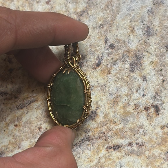 Unisex green emerald hand wrapped pendant - Picture 2 of 2
